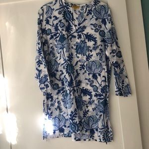 Long sleeve top with blue and white design